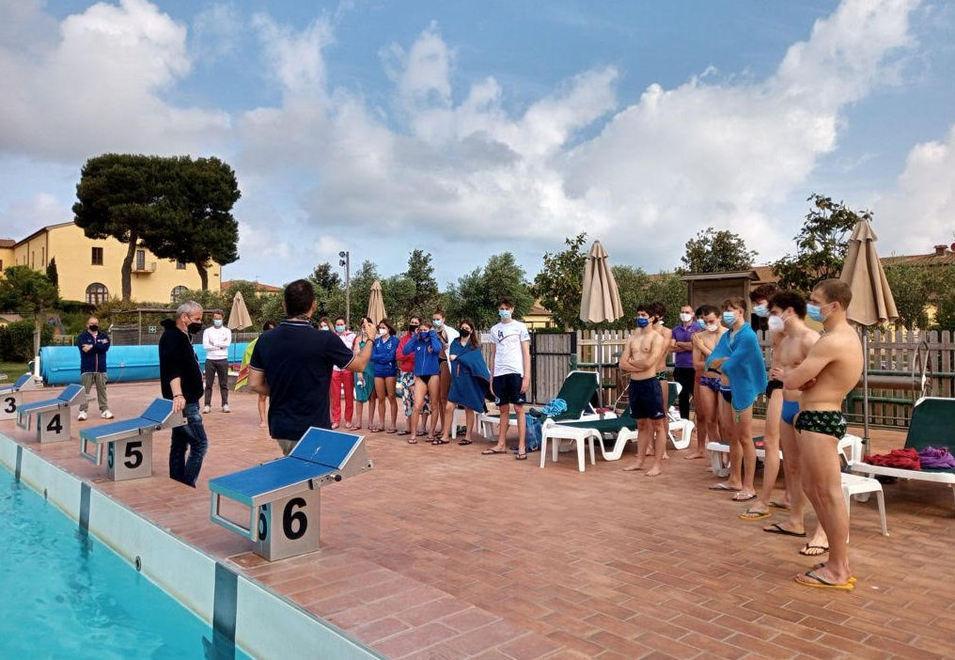 A lezione nella piscina di Poggio all’Agnello per imparare i segreti del nuoto in acque libere 