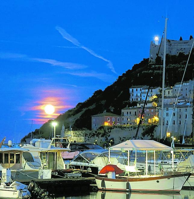 Meraviglia Alla Piazzetta la luna rossa dietro al faro