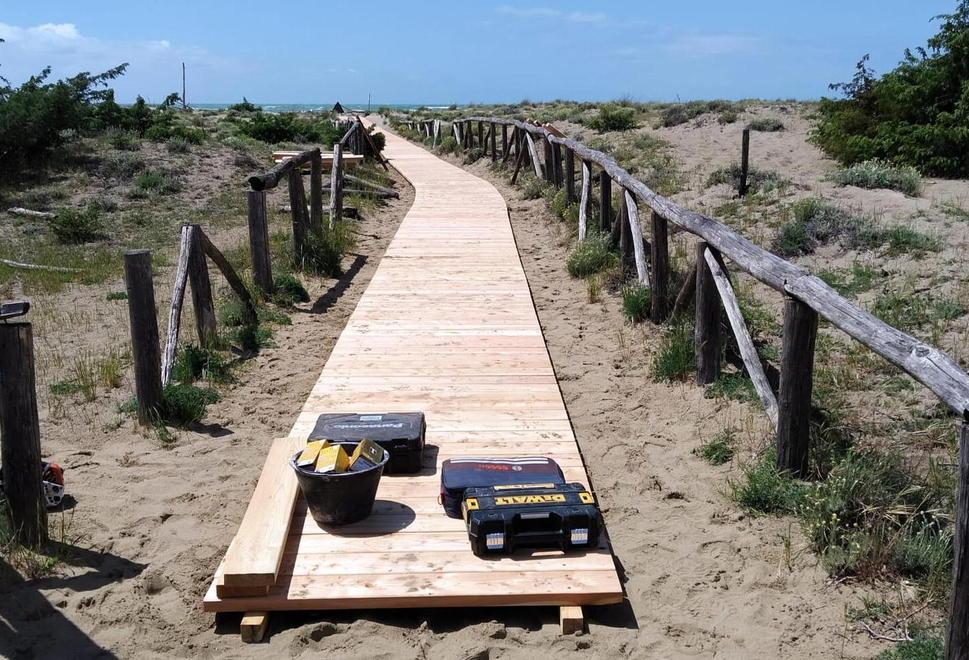 Al via la manutenzione dei camminamenti in legno per le spiagge