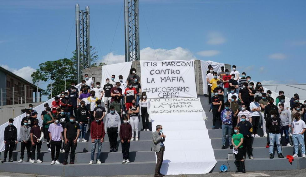 L’Itis Marconi si schiera con “Libera”: sventola il lenzuolo contro la mafia