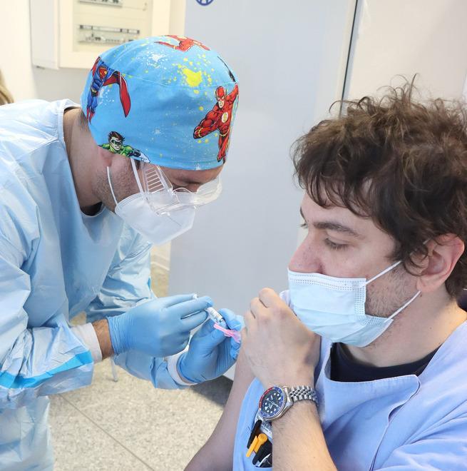 Vaccini, ora i 50-54enni si possono prenotare nei Cup e in farmacia