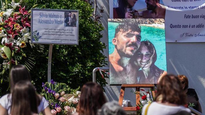 L’addio a Silvia e Alessandro «Non si può morire per i soldi»