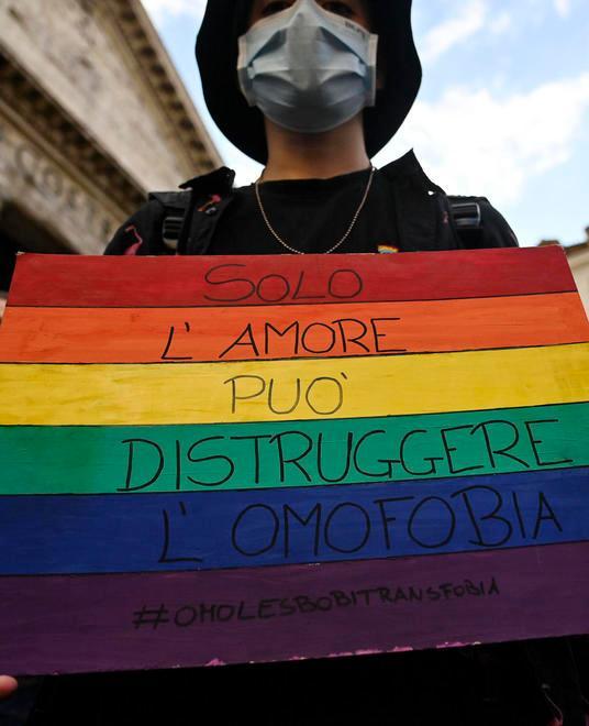 Giornata di lotta all’omofobia, Fratelli d’Italia contro il Deledda 