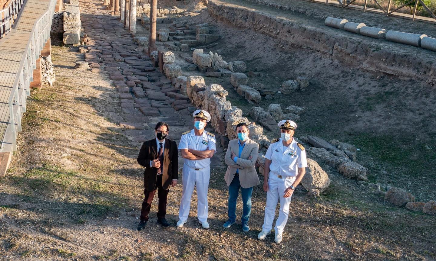 Ammiraglio in visita alla città romana