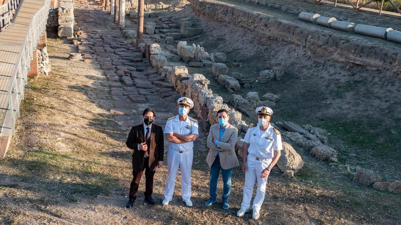 Ammiraglio in visita alla città romana