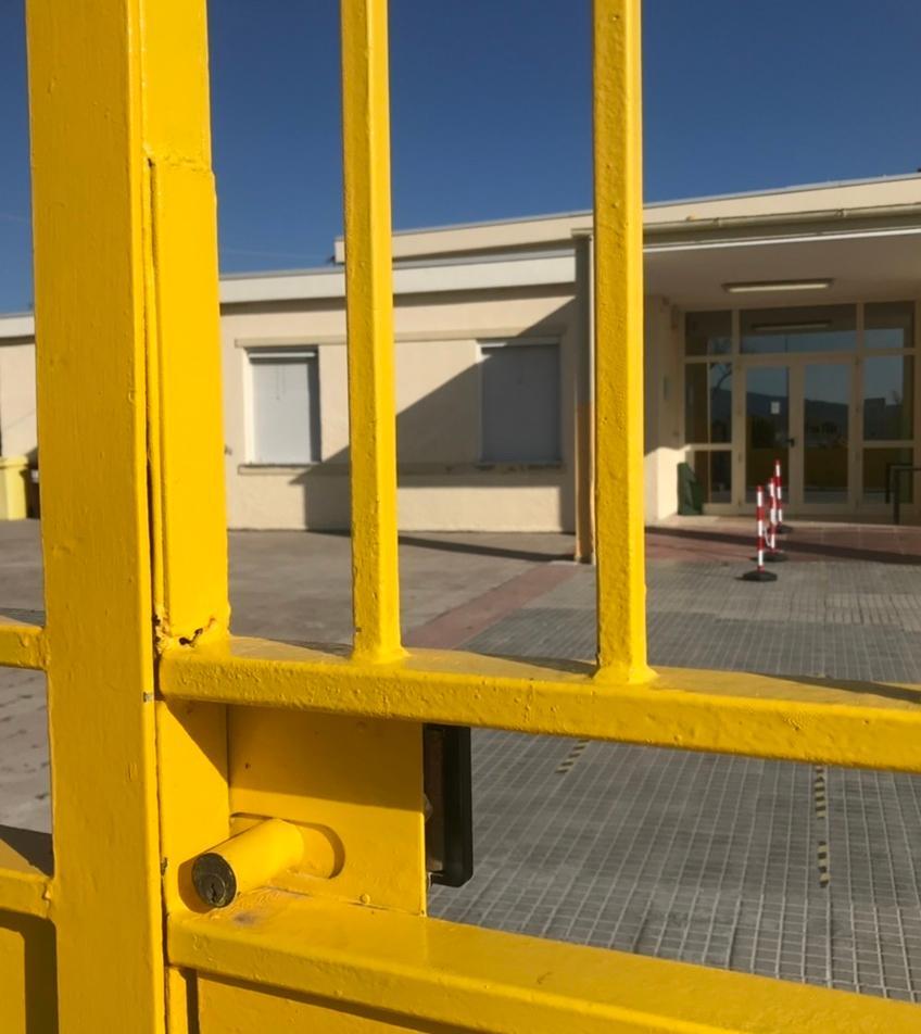 Alghero, la finestra cade sui banchi: tragedia sfiorata a scuola 