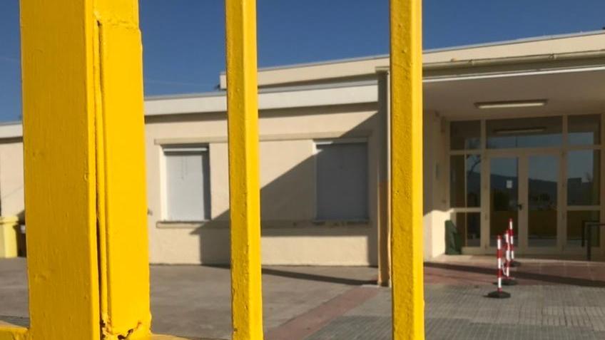 Alghero, la finestra cade sui banchi: tragedia sfiorata a scuola