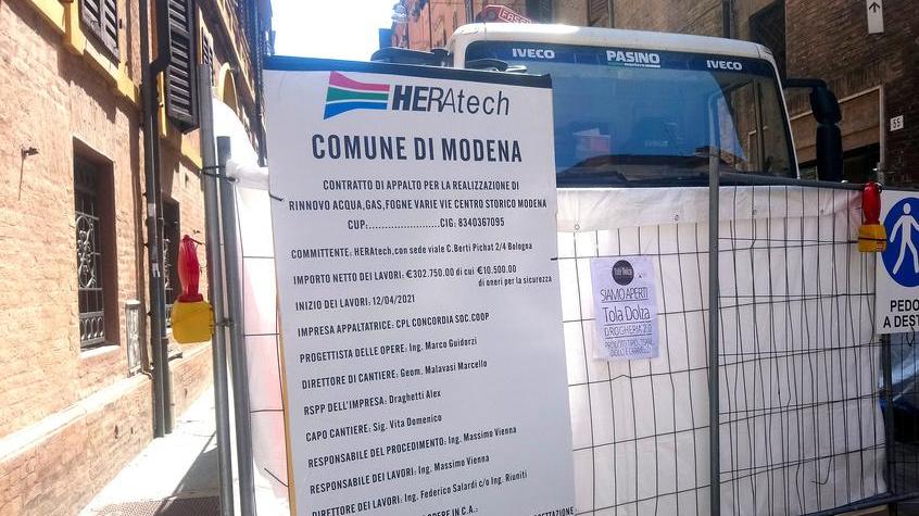 Centro di Modena, via dei Servi bloccata dal cantiere Negozianti infuriati: «Così non si lavora»