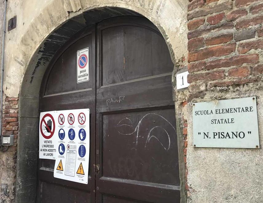 Crollo della canalina in classe, la scuola: «Subito intervenuti» 
