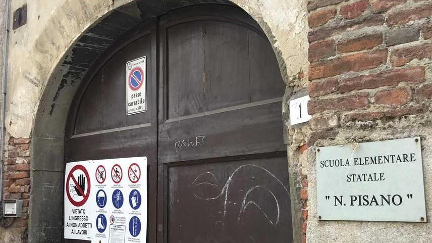 Crollo della canalina in classe, la scuola: «Subito intervenuti»