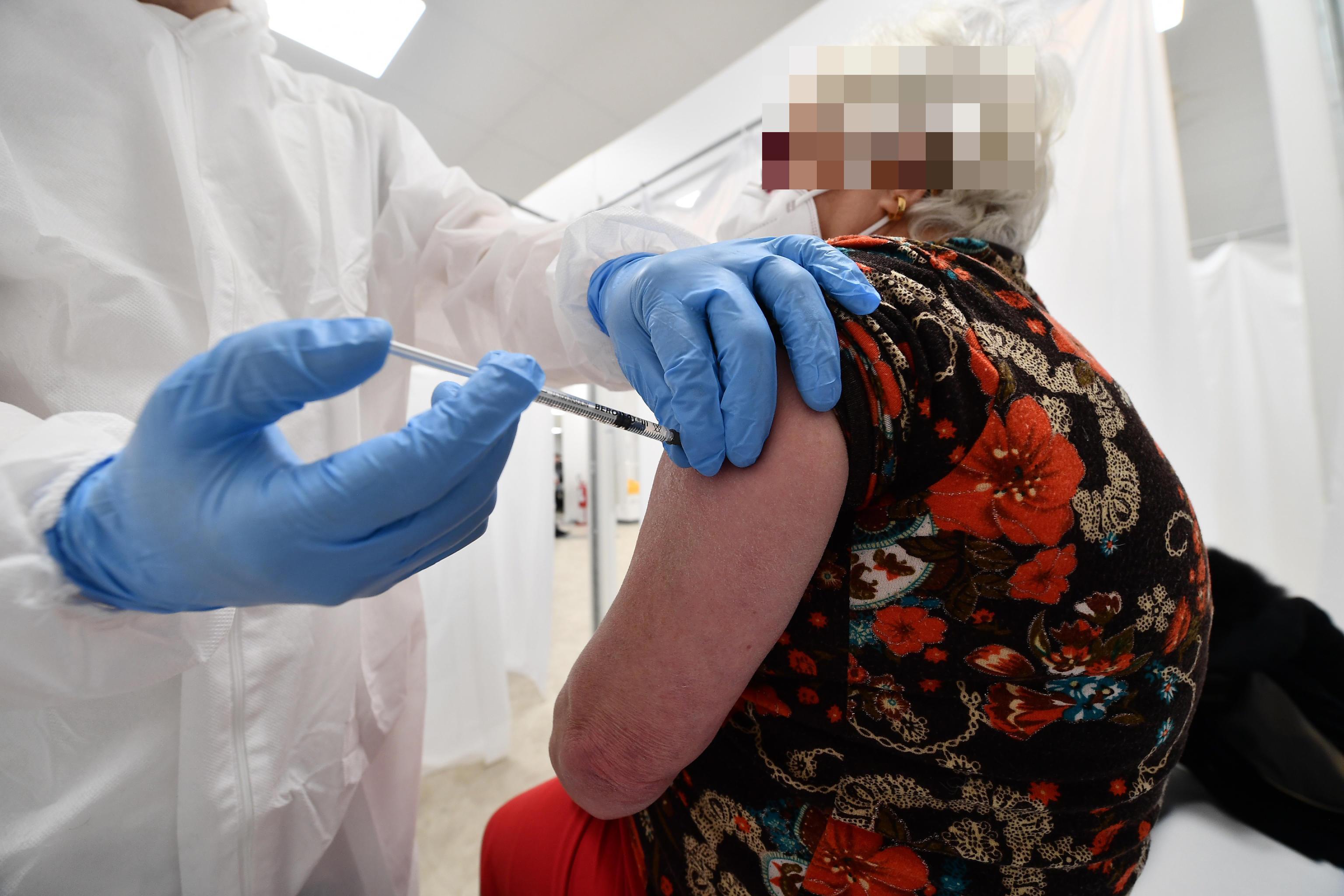 Covid, Sassari: vaccinati i figli, lei a 96 anni ancora no