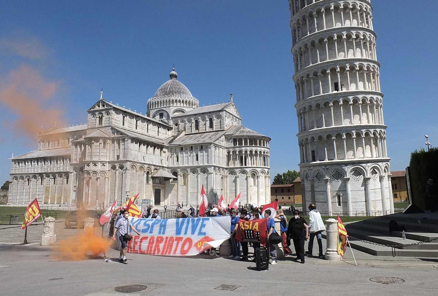 Piaggio, protesta sotto la torre degli ex contrattisti storici 