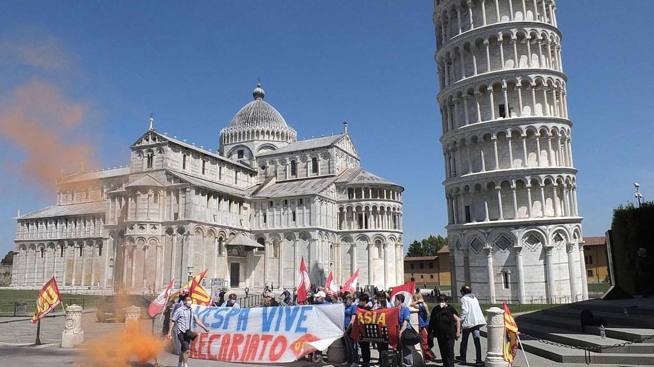 Piaggio, protesta sotto la torre degli ex contrattisti storici
