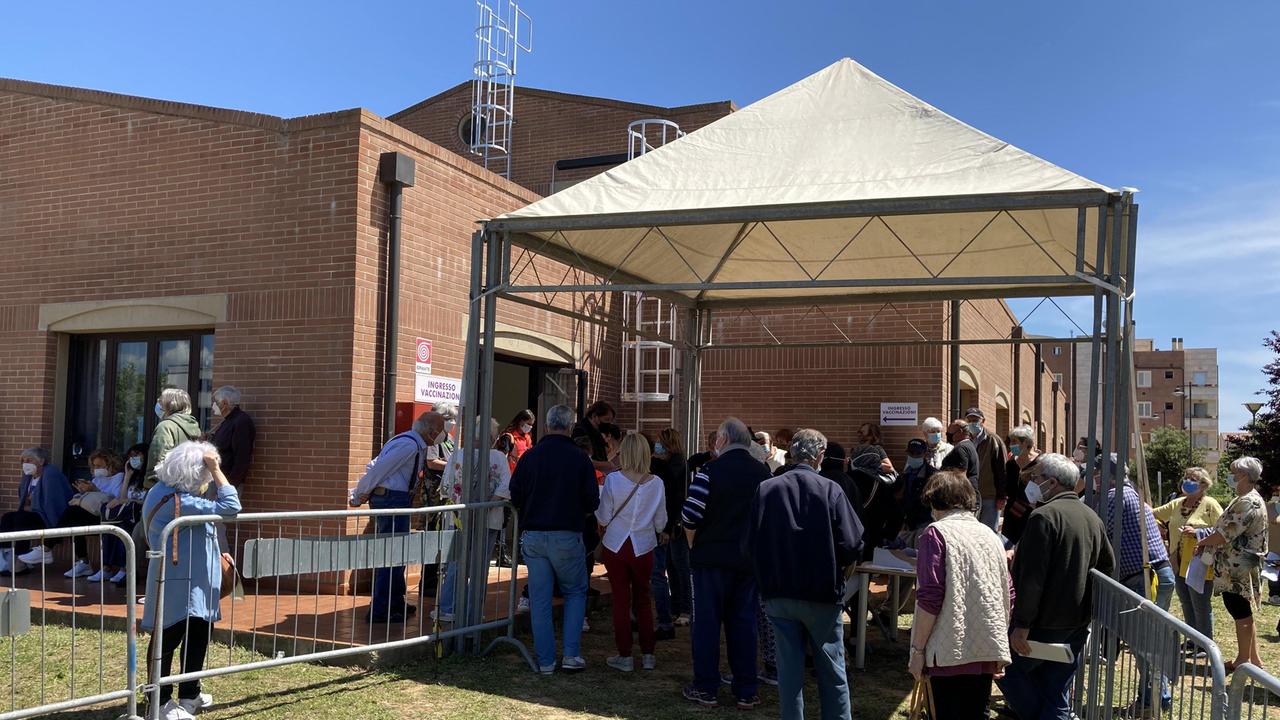 La fila in via Pertini per i vaccini (foto Michele Falorni/Silvi)