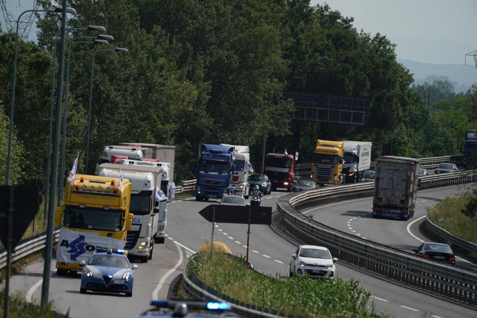 Il serpentone dei Tir controllato dalla polizia (foto Silvi)