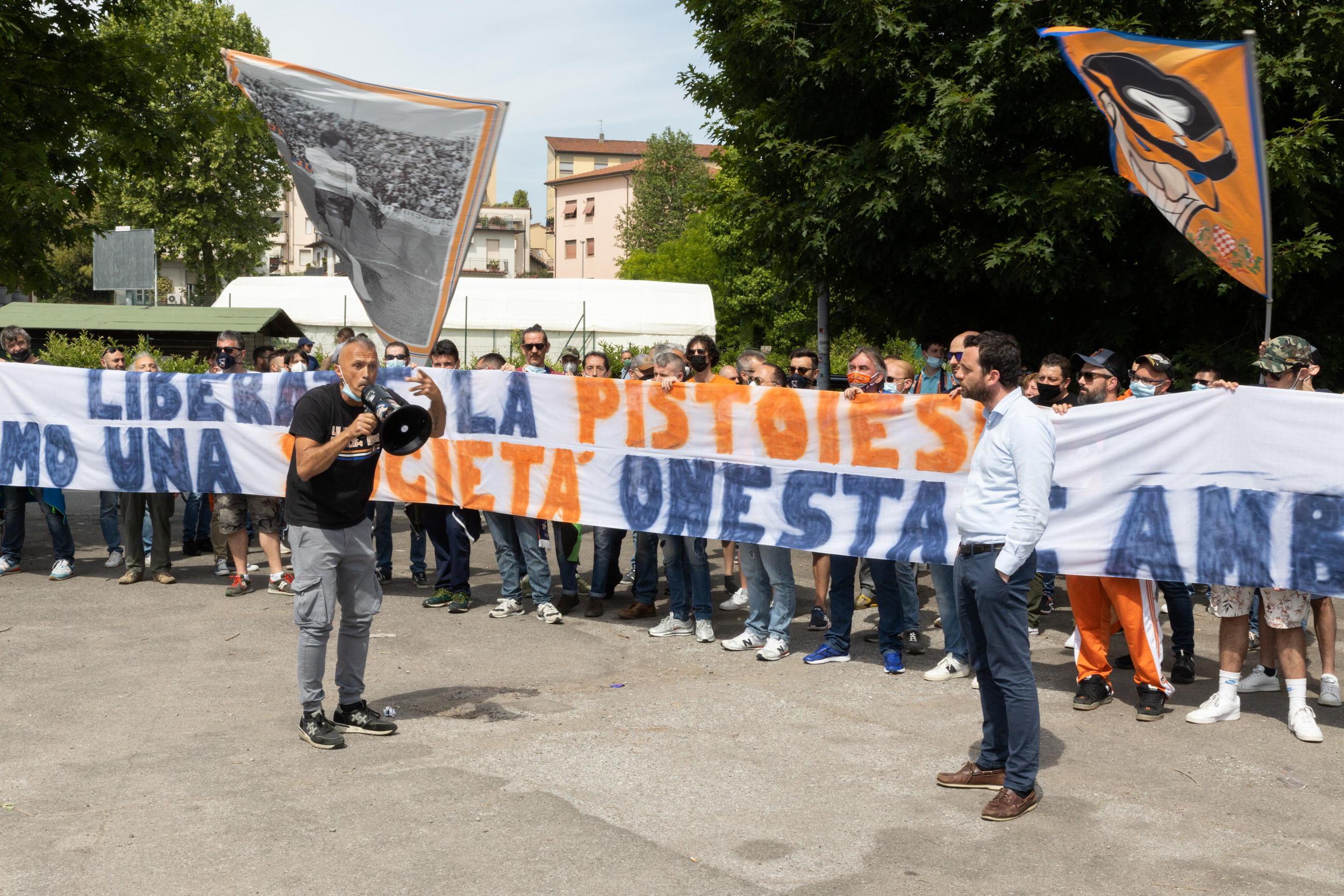 Un momento del confronto tra sindaco e tifosi davanti allo stadio (Foto Nucci)