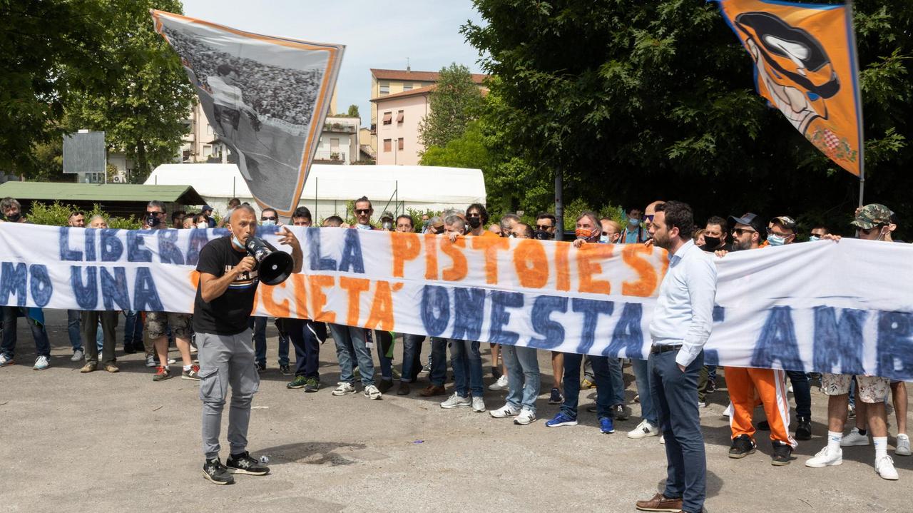 Un momento del confronto tra sindaco e tifosi davanti allo stadio (Foto Nucci)