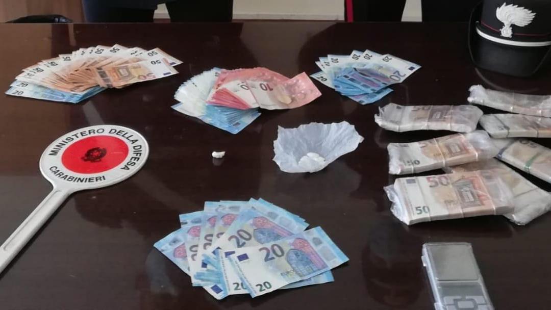Le banconote e la droga sequestrate dai carabinieri