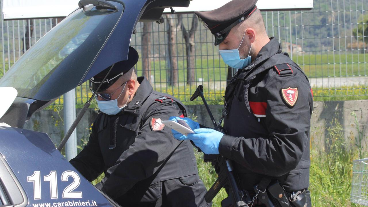 I carabinieri interrompono una festa abusiva: venti giovani multati