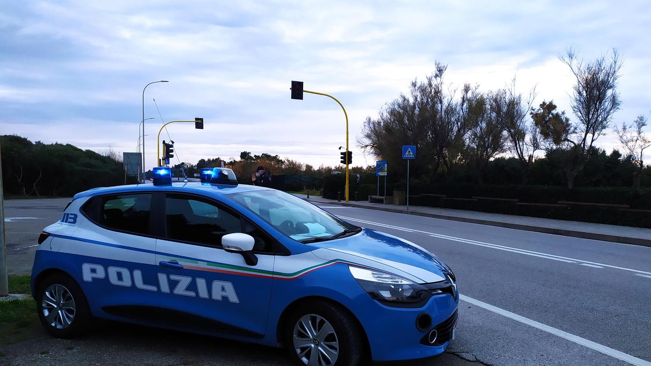 Arena metato, poliziotto spara in aria per fermare un ladro