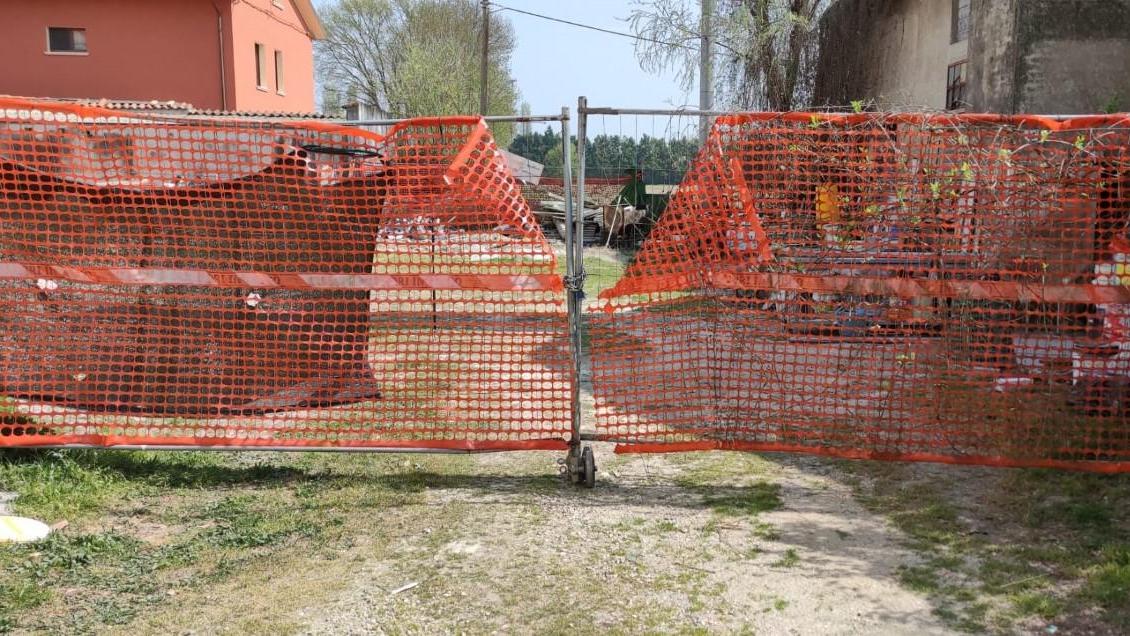 Si appropria di un terreno e realizza un deposito di rifiuti: denunciato