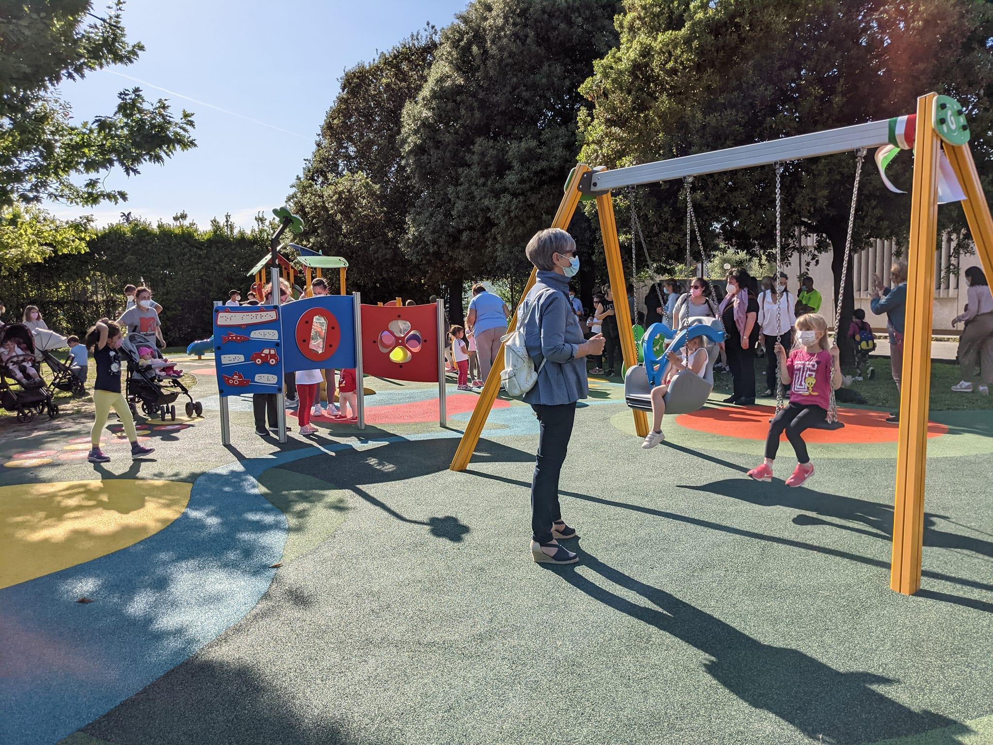 Il Comune inaugura il parco giochi: festa con i bimbi