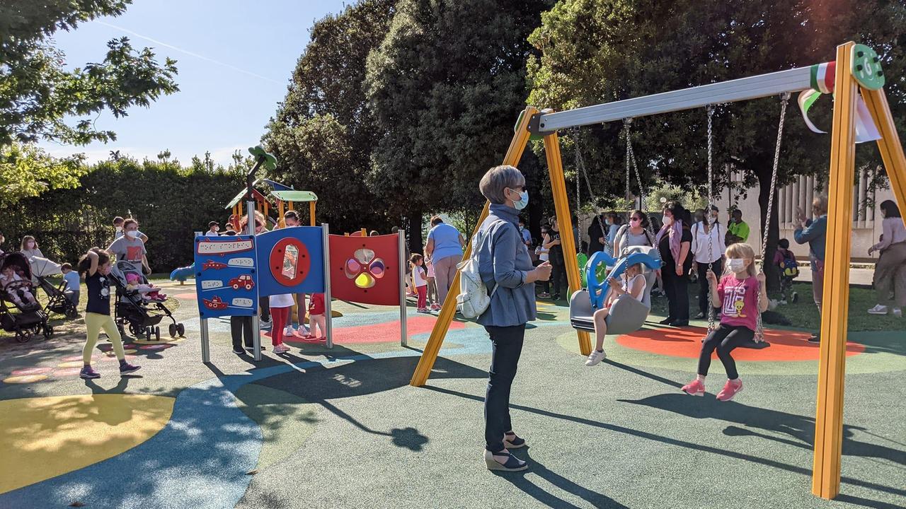 Il Comune inaugura il parco giochi: festa con i bimbi