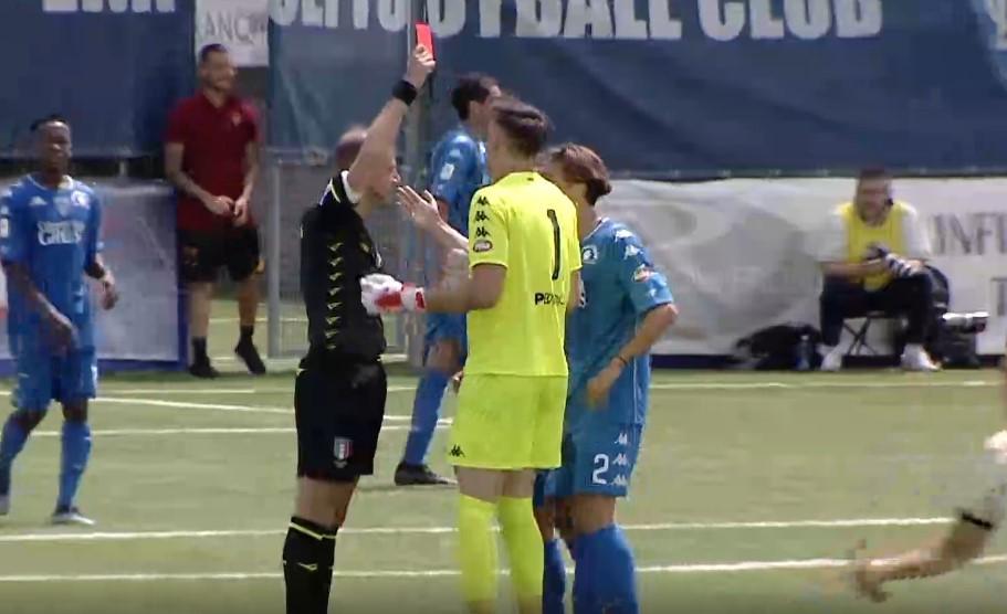 L'espulsione del portiere Hvalic nei minuti di recupero