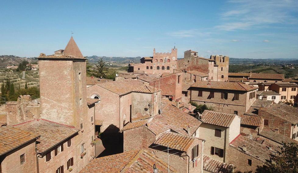 «No al borgo mangificio»: ai negozianti non piace il bando per la torre del Rivellino 