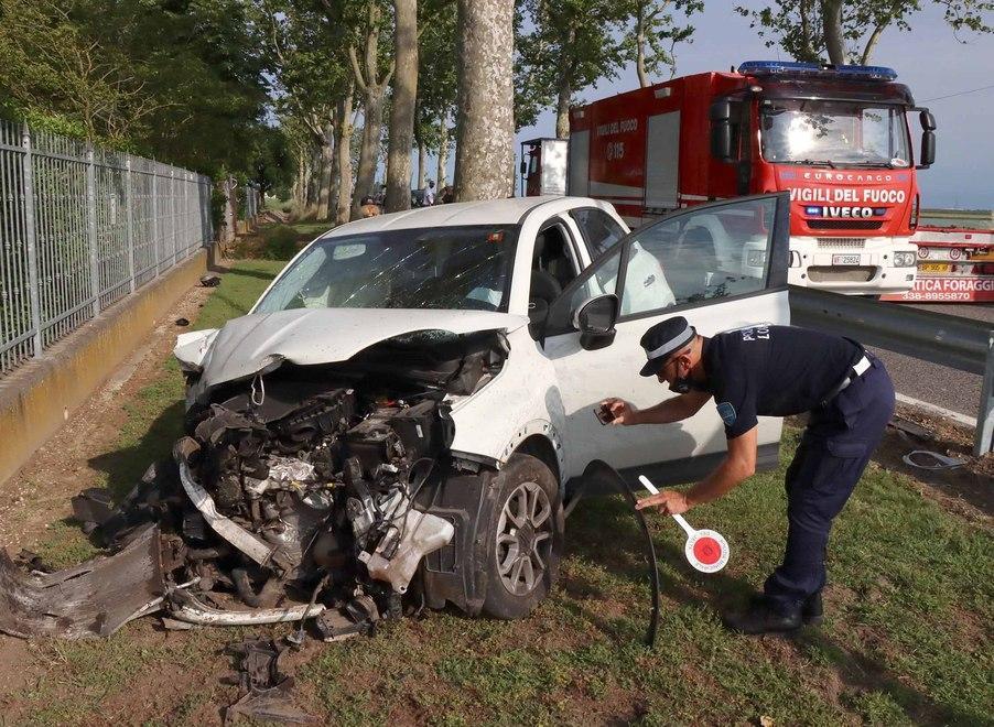 Massa Fiscaglia. Sorpasso azzardato, due feriti 