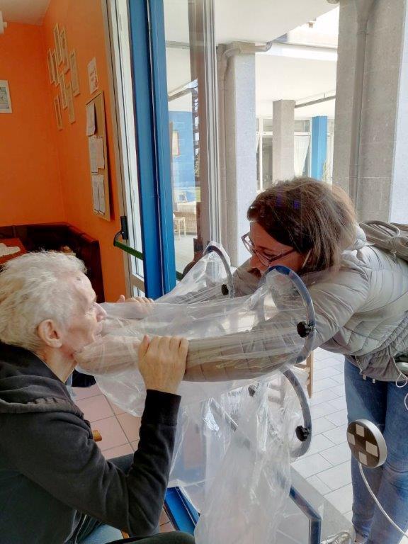 Per gli anziani della Versilia è l’ora di abbracci e lacrime 