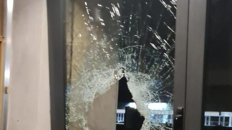 Modena, la Pinseria assaltata con un tombino, sparito il fondo cassa