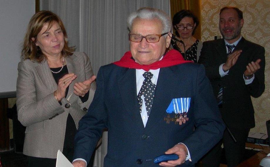 Santo Santino premiato  a Livorno con la "medaglia della Liberazione" dalla prefetta Anna Maria Manzone (a sinistra)