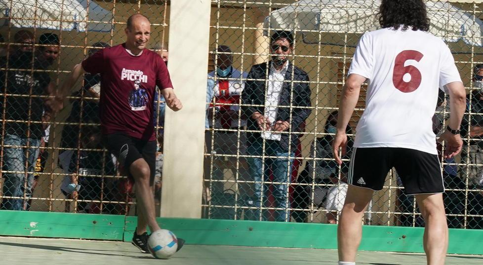 Max gioca nel gabbione nel ricordo di Picchi