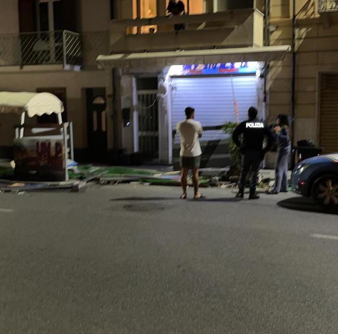 Auto entra nella veranda di un ristorante: il conducente era positivo all’alcoltest 