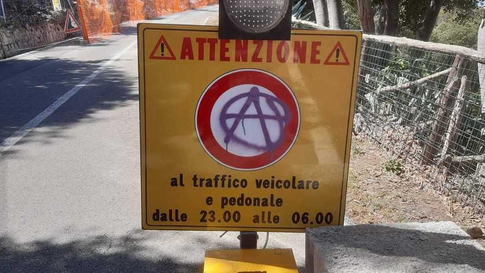 Dopo la frana ecco i vandali