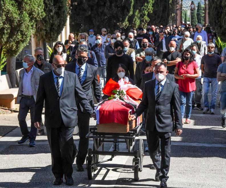 L’addio al fratello Ghepa tra cori e fumogeni L’omaggio della curva e degli avversari senesi