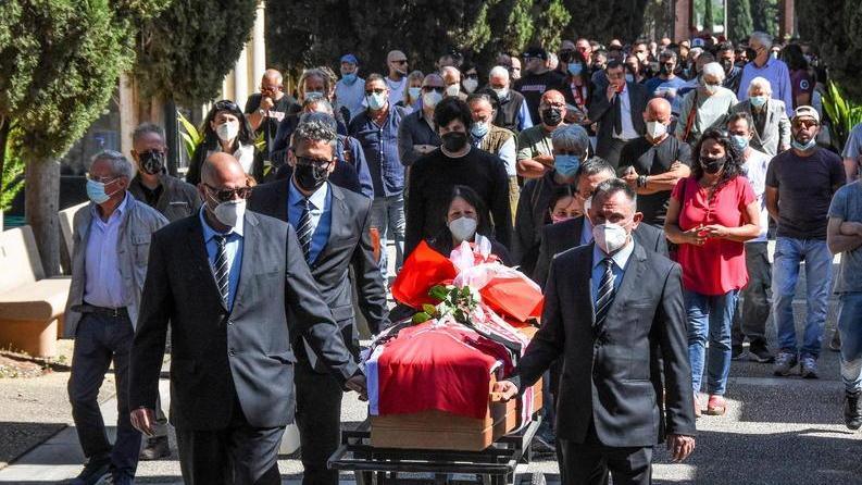 L’addio al fratello Ghepa tra cori e fumogeni L’omaggio della curva e degli avversari senesi