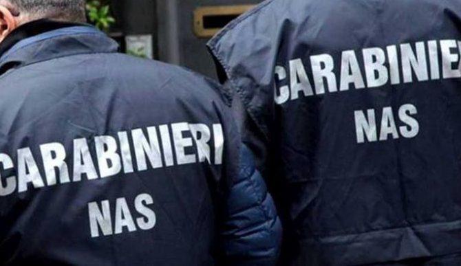 Escrementi di topi e sporcizia accumulata Chiuso bar pasticceria
