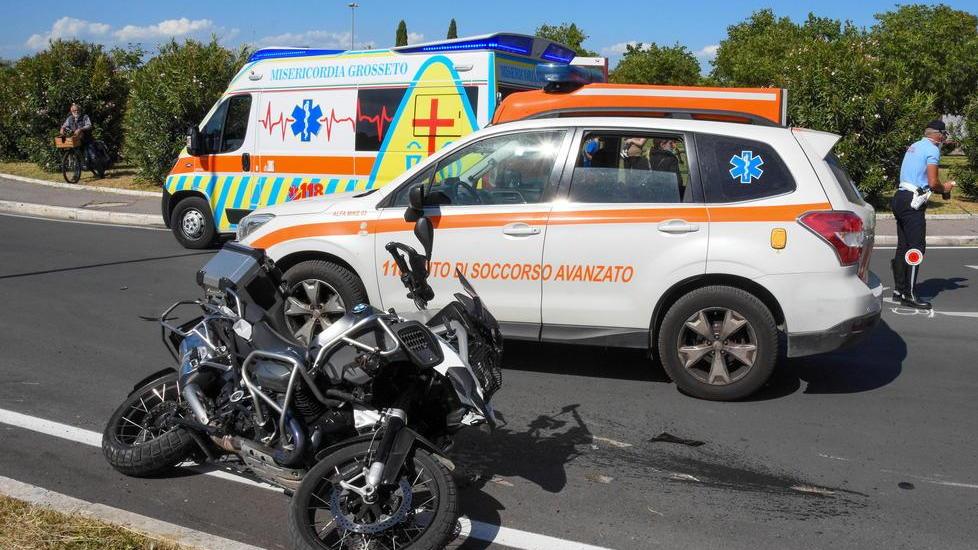 Schianto alla rotatoria Ferito un centauro