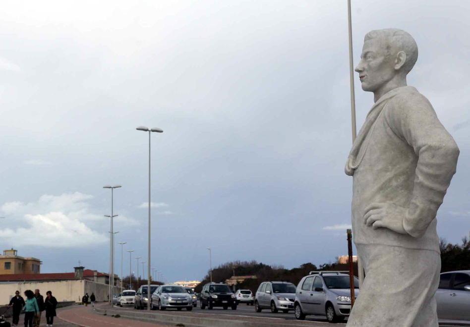 Monumento al Marinaio al via il restauro di statua e basamento 