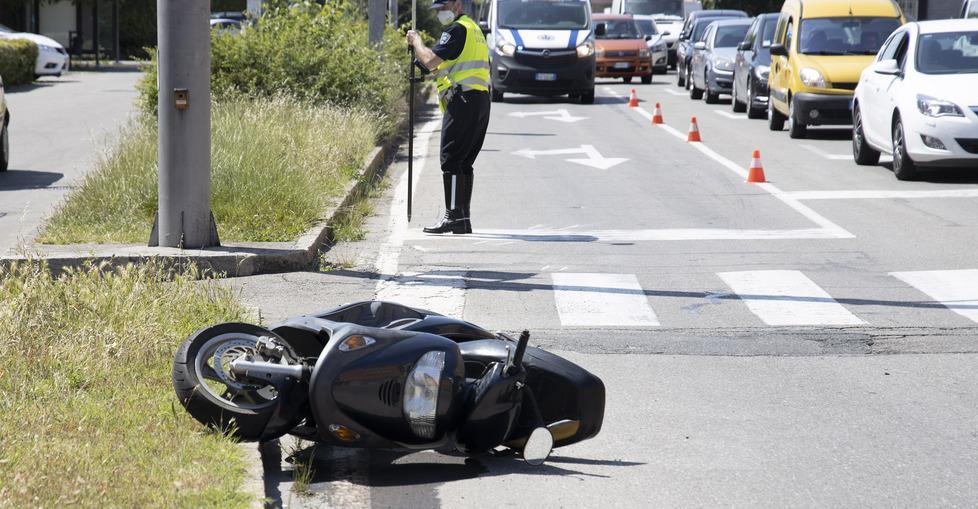 Auto pirata fa cadere uno scooter