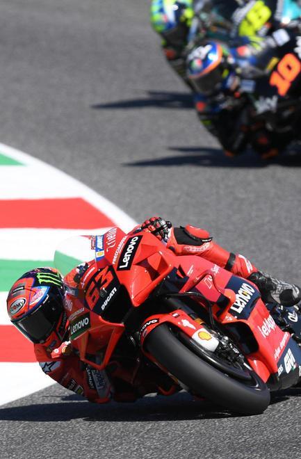 ’Pecco’ Bagnaia e la Ducati dominano le prove libere Valentino Rossi penultimo 