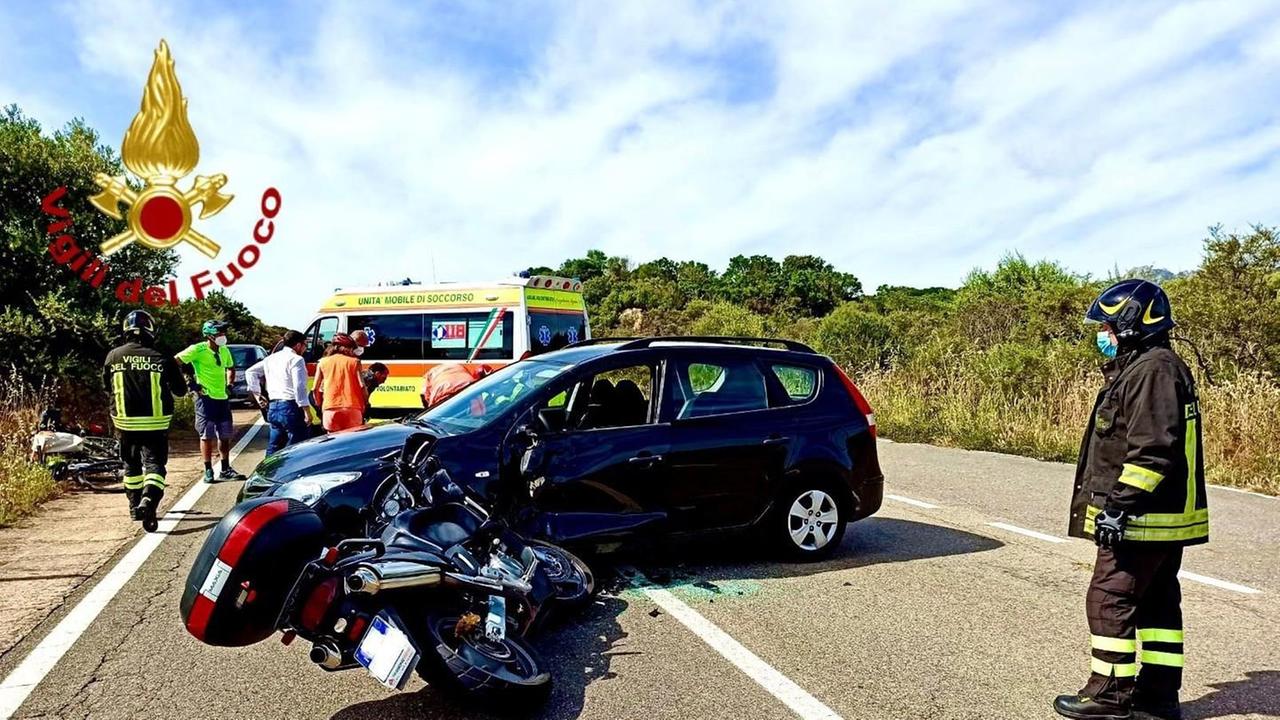 Fa inversione a U e centra una moto