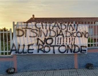Seicento firme di protesta contro le due rotatorie