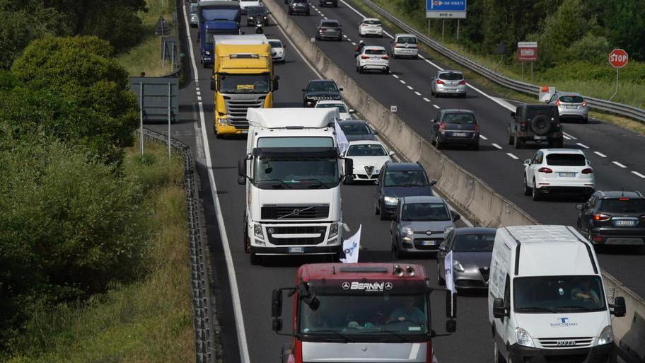 Fi-Pi-Li, la protesta dei Tir: «Il nostro grido ignorato da sindaci e istituzioni»