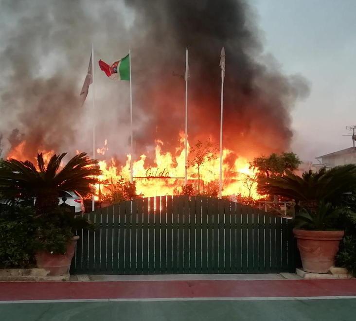 Bagno devastato dal fuoco: acquisite le immagini delle telecamere esterne. Sentito il titolare 