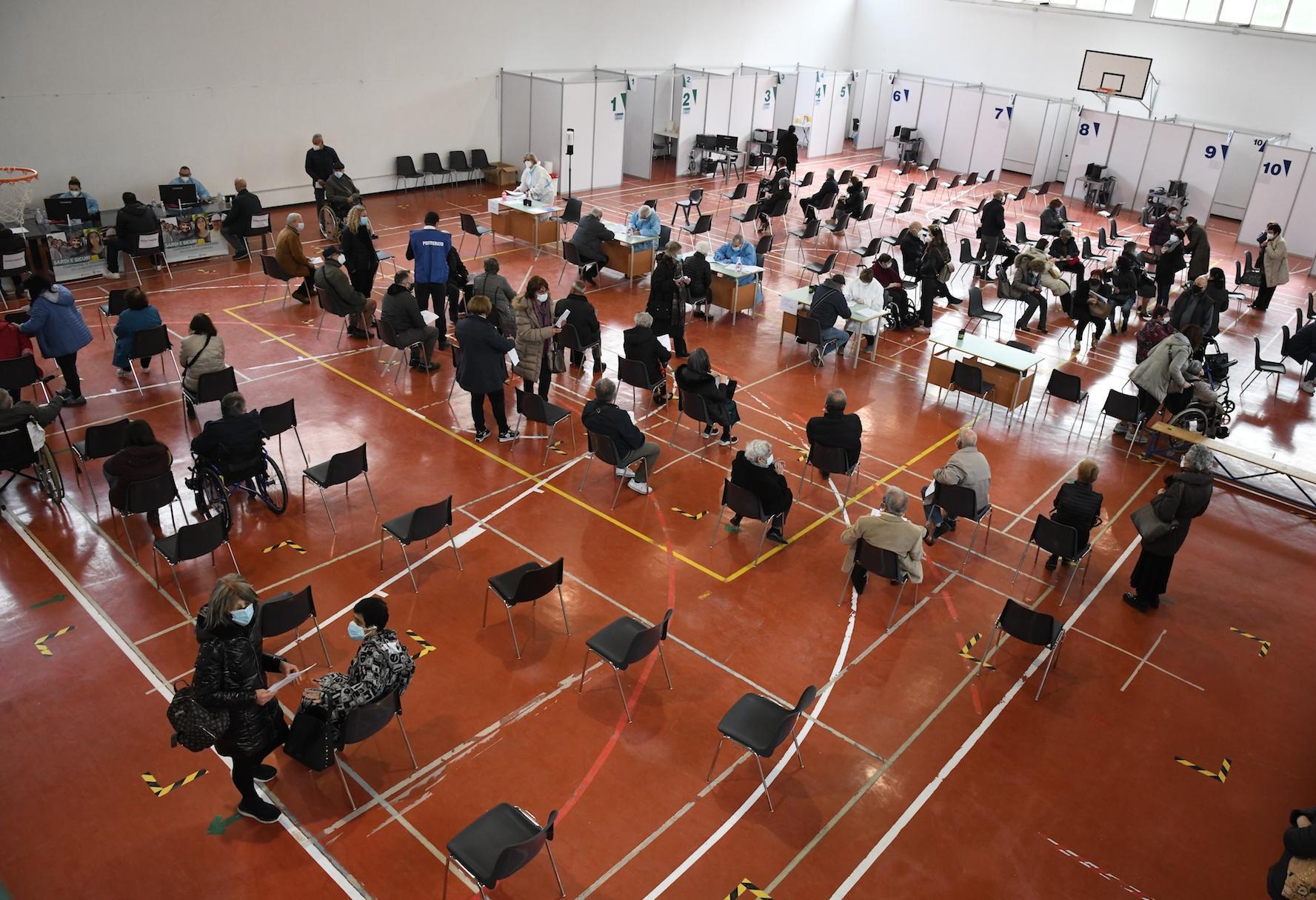 Vaccinazioni in una scuola a Nuoro (foto Massimo Locci)