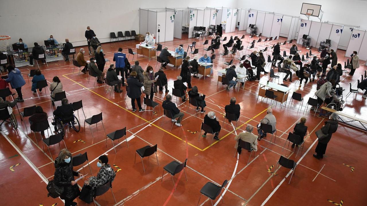 Vaccinazioni in una scuola a Nuoro (foto Massimo Locci)