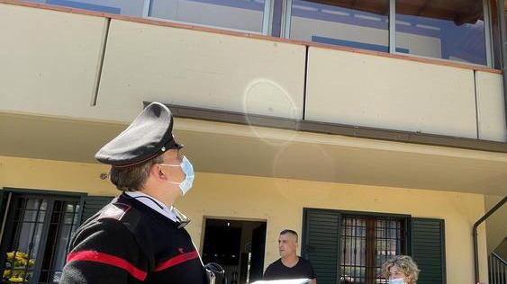 Un carabiniere con lo sguardo rivolto al punto da dove è precipitato l’uomo (Foto Nucci)